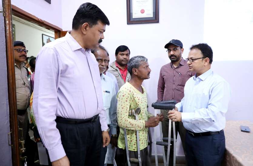Baisakhi was made available in the presence of the Collector. पीड़ा सुनते ही की मदद, दिलाई बैसाखी