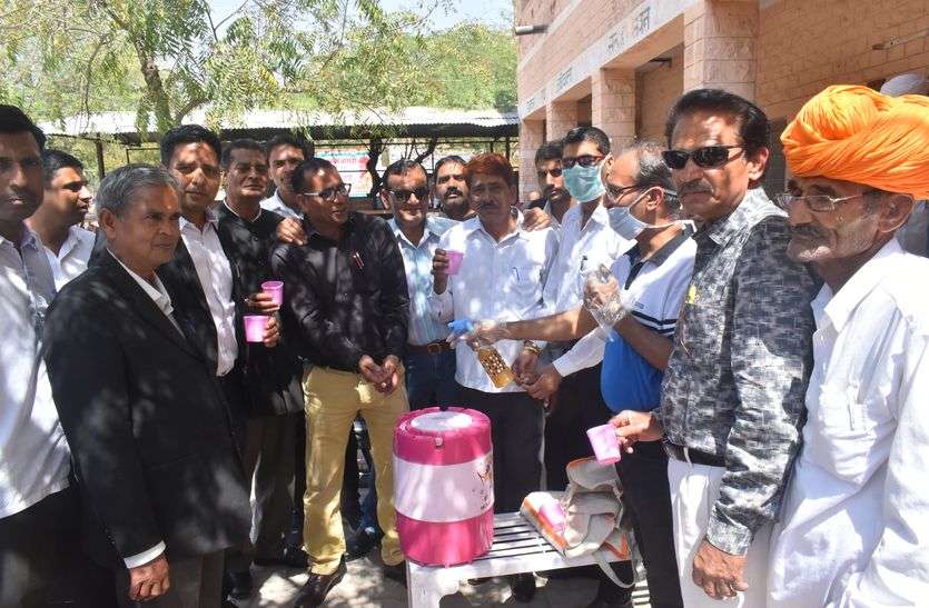 पिलाया आयुर्वेदिक काढ़ा, बताए संक्रमण से बचाव के उपाय corona virus: पिलाया आयुर्वेदिक काढ़ा, बताए संक्रमण से बचाव के उपाय