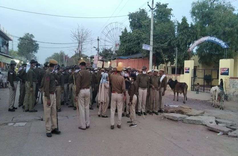 कोरोना के खौफ में मंदिर बंद, परीक्षा रद्द, संदिग्धों पर निगरानी के बाद अब सड़कों पर आई पुलिस कोरोना के खौफ में मंदिर बंद, परीक्षा रद्द, संदिग्धों पर निगरानी के बाद अब सड़कों पर आई पुलिस