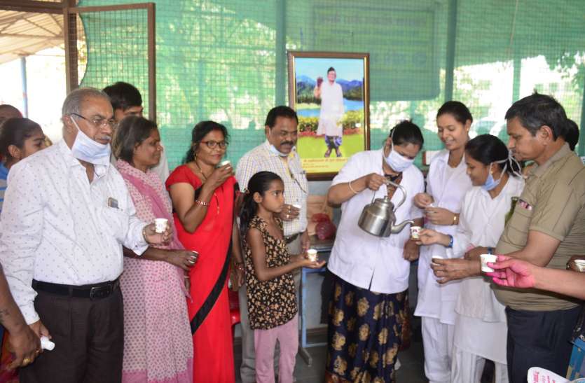 अस्पताल स्टाफ को पिलाया आयुर्वेदिक काढ़ा मंदिर में ही होंगे बहराणा साहब के दर्शन
