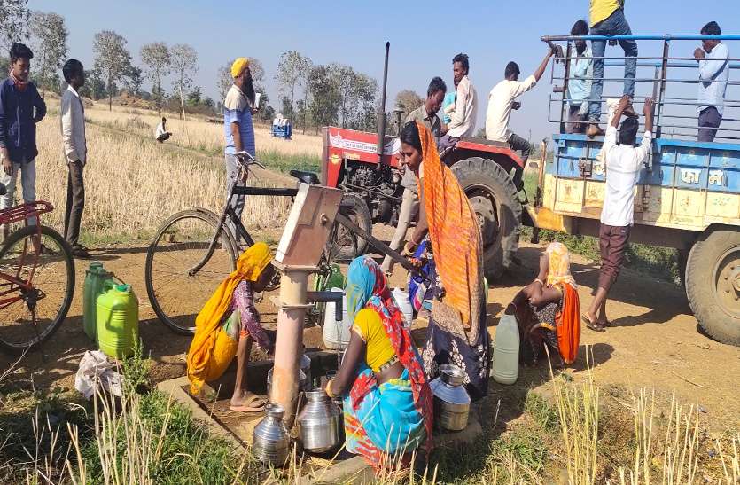 बरसों बाद भी सुधर नहीं रहे आदिवासियों के हालात बरसों बाद भी सुधर नहीं रहे आदिवासियों के हालात