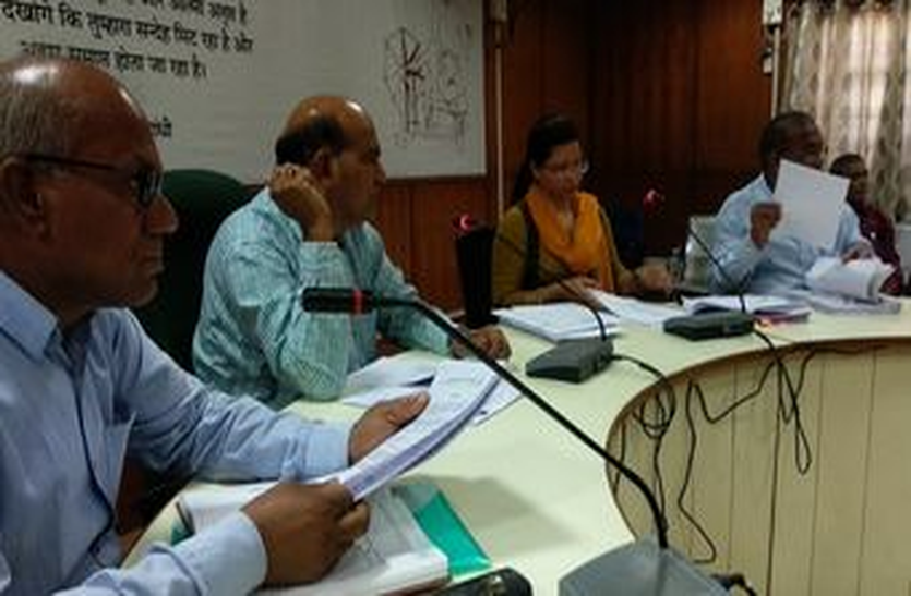 बैठक में नहीं आने पर आबकारी अधिकारी को चार्जशीट बैठक में नहीं आने पर आबकारी अधिकारी को चार्जशीट