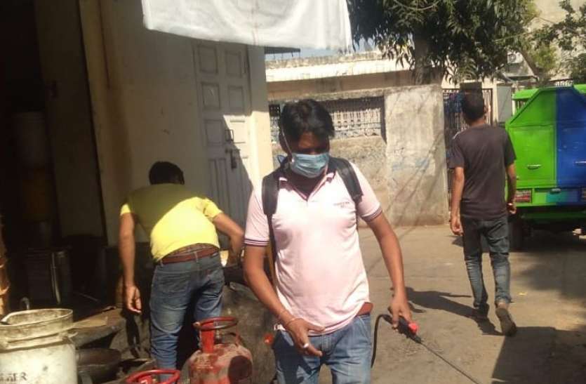 कुचामनसिटी. शहर के वार्डो में सोडियम हाईपो क्लोराइड का छिड़वाक करते कार्मिक। कोरोना वायरस के बचाव को लेकर दिए निर्देश