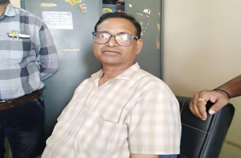 सीएमएचओ ऑफिस का मुख्य लिपिक रिश्वत लेते रंगे हाथों पकड़ाया सीएमएचओ ऑफिस का मुख्य लिपिक रिश्वत लेते रंगे हाथों पकड़ाया