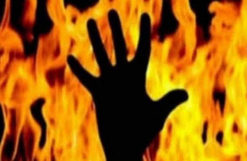 man-fire_5e156a6486021.jpg आग लगने से झुलसा युवक, पुलिस बोली-मोहब्बत में जला