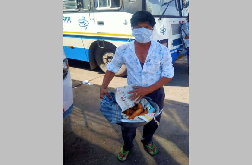 black marketing of masks and sanitizer have started due to coronavirus कोरोना की दहशत के बीच बढऩे लगी है कालाबाजारी, मेडिकल स्टोर पर जिसकी जितनी पहचान, उतना ही मास्क का दाम