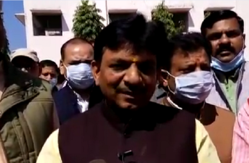 minister.png कोरोना वायरस को लेकर फैल रही दहशत के बीच प्रभारी मंत्री ने जिला अस्पताल पहुंचकर किया ऐसा काम