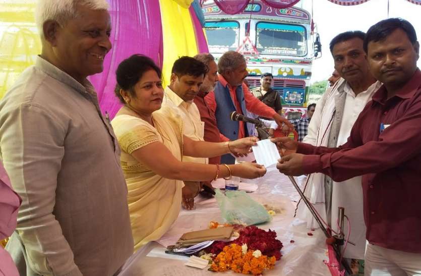हवाई पट्टी के पड़ोस के दर्जनों गांव को मिली राहत, यूपी सरकार ने दी स्वीकृत, लोगों में दौड़ी खुशी की लहर हवाई पट्टी के पड़ोस के दर्जनों गांव को मिली राहत, यूपी सरकार ने दी स्वीकृत, लोगों में दौड़ी खुशी की लहर