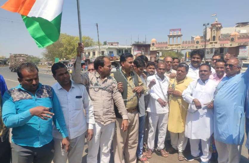 सुवासरा में मुंह पर पोती कालीख तो मल्हारगढ़ में खुद को जंजीरों से जकड़कर किया प्रदर्शन सुवासरा में मुंह पर पोती कालीख तो मल्हारगढ़ में खुद को जंजीरों से जकड़कर किया प्रदर्शन