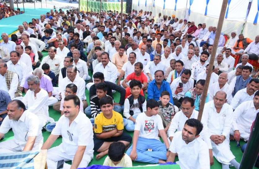 जीवन में चंदन का वृक्ष बनकर चारों और खुशबू फैलाएं-प्रतीकसागर महाराज जीवन में चंदन का वृक्ष बनकर चारों और खुशबू फैलाएं-प्रतीकसागर महाराज