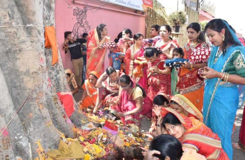 कच्चे सूत लपटकर मांगा अखंड सौभाग्य कच्चे सूत लपटकर मांगा अखंड सौभाग्य