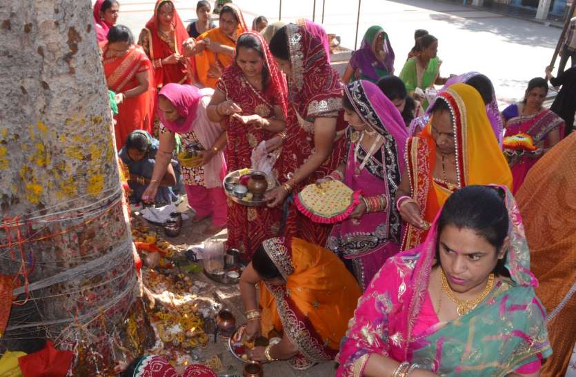 कच्चे सूत को लपेटकर मांगा अखंड सौभाग्य कच्चे सूत को लपेटकर मांगा अखंड सौभाग्य