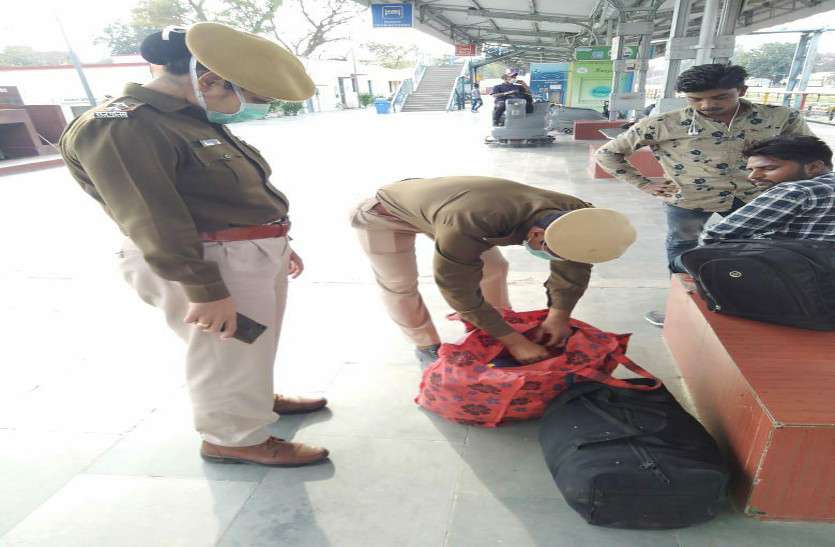पुलिसकर्मियों को मास्क लगा स्टेशन व ट्रेनों में जाने के निर्देश पुलिसकर्मियों को मास्क लगा स्टेशन व ट्रेनों में जाने के निर्देश