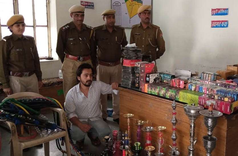 हुक्का बार पर छापा मार दो दर्जन हुक्के किए बरामद, एक को किया गिरफ्तार हुक्का बार पर छापा मार दो दर्जन हुक्के किए बरामद, एक को किया गिरफ्तार