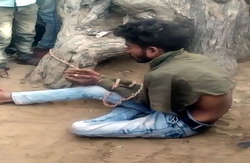 दलित युवक के गले में रस्सी बांधकर घसीटा दलित युवक के गले में रस्सी बांधकर घसीटा