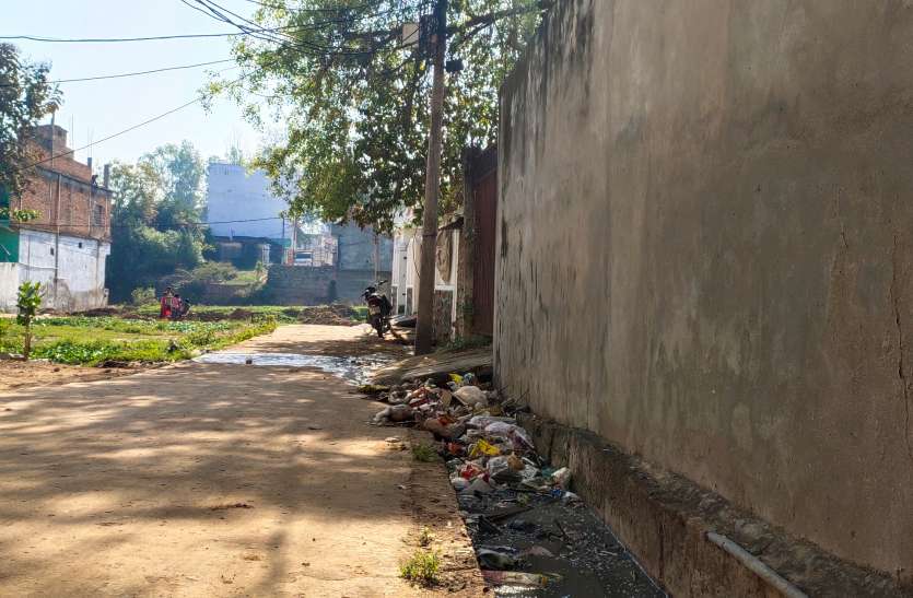 Drains drained from the garbage, local residents disturbed by rot कचरे से पटी नालियां, सड़ांध से मुहल्लेवासी परेशान
