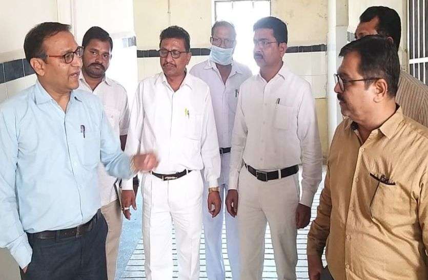 एसडीएम ने जिला अस्पताल में जांचे कोरोना के इंतजाम एसडीएम ने जिला अस्पताल में जांचे कोरोना के इंतजाम