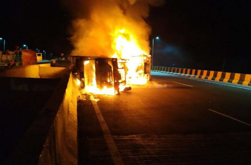 Truck overturned in overturned truck on road, 5 dead सड़क पर पलटे हुए ट्रक में घुसा पीछे से आ रहा ट्रक, 5 की मौत