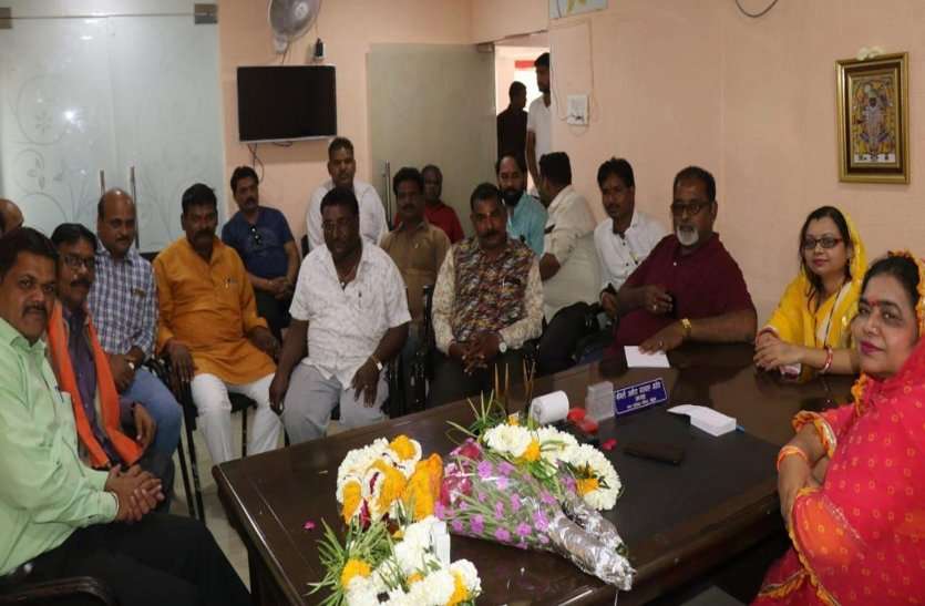 चार साल में तीसरी बार नगर पालिका अध्यक्ष की कुर्सी पर बैठीं अमिता चार साल में तीसरी बार नगर पालिका अध्यक्ष की कुर्सी पर बैठीं अमिता