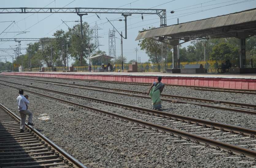 प्लेटफार्म टिकट महंगा होने से सीहोर रेलवे स्टेशन पर सन्नाटा प्लेटफार्म टिकट महंगा होने से सीहोर रेलवे स्टेशन पर सन्नाटा