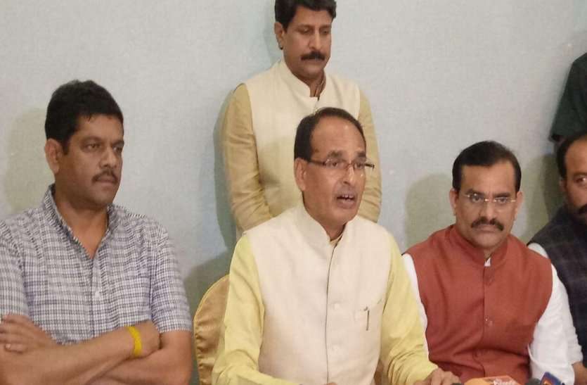 कमलनाथ और दिग्विजय सिंह ने वल्लभ भवन को बनाया दलालों का अड्डा : शिवराज कमलनाथ और दिग्विजय सिंह ने वल्लभ भवन को बनाया दलालों का अड्डा : शिवराज