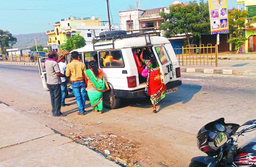 मुसीबत बना अतिक्रमण मुसीबत बना अतिक्रमण