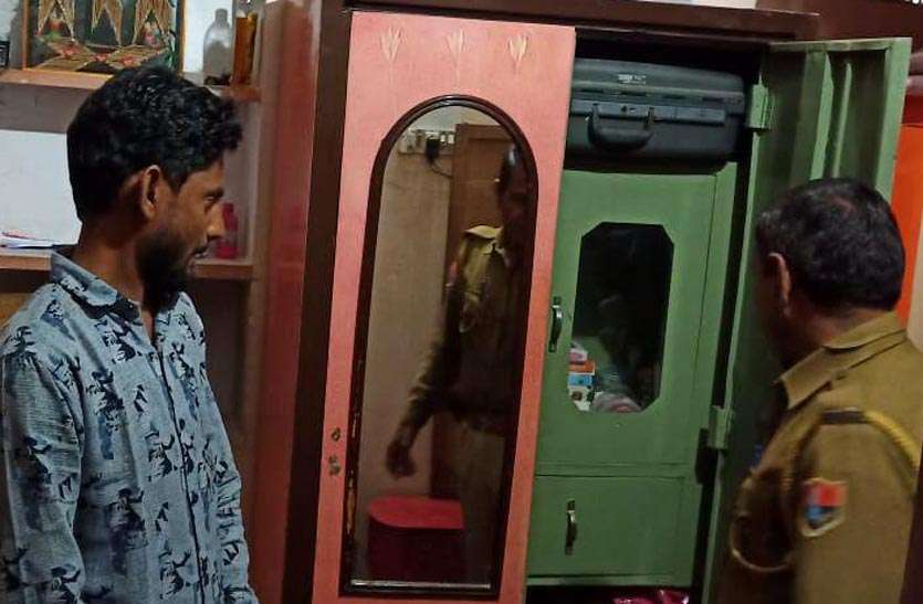 सूने मकान पर किया हाथ साफ, पचास हजार रुपए व 350 ग्राम की चांदी चुडियां चोरी कर ले गए चोर सूने मकान पर किया हाथ साफ, पचास हजार रुपए व 350 ग्राम की चांदी चुडियां चोरी कर ले गए चोर