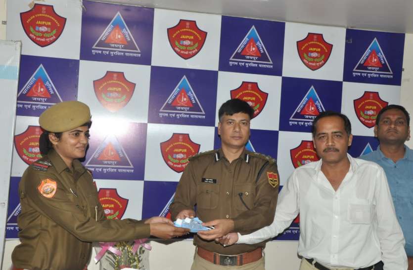 traffic_police.jpeg यातायात पुलिस ने अजमेरी गेट चौराहे पर लगवाया ऑक्सीजन टॉवर, लोगों को मिलेगी शुद्ध हवा