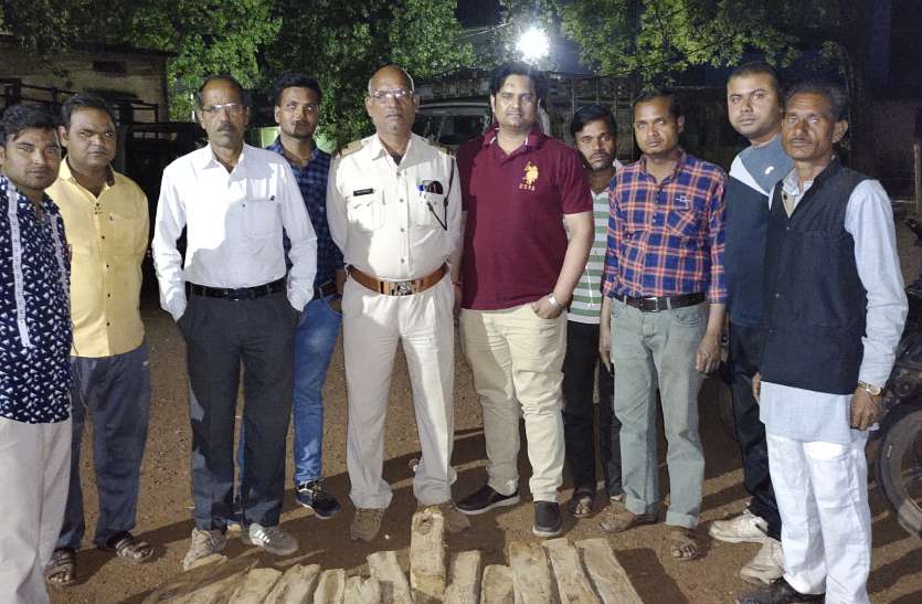 लटेरी। लकड़ी जब्ती की कार्रवाई के दौरान मौजूद वन विभाग अमला। 4 हजार कीमत की 13 नग लकड़ी जब्त