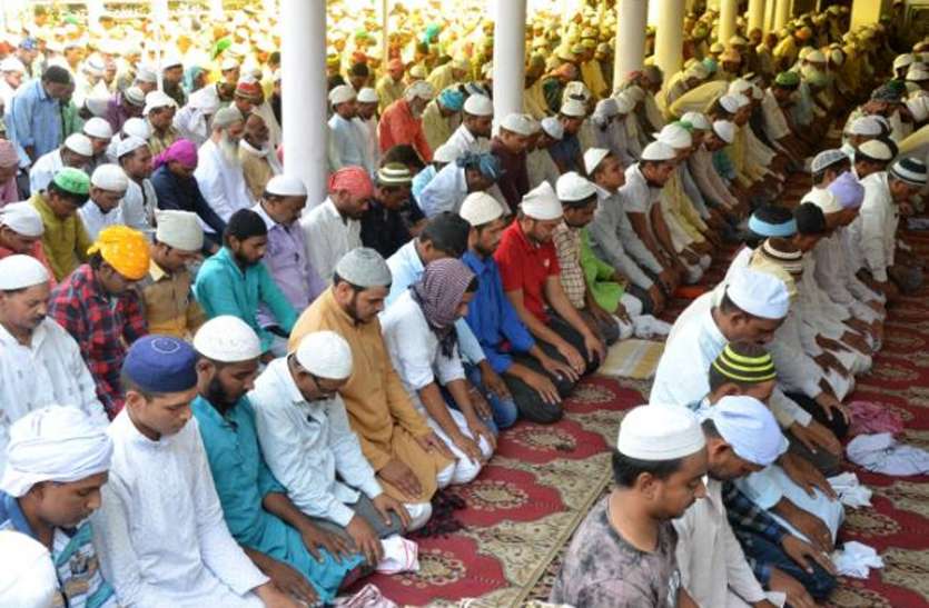 आस्था पर भी कोरोना का पहरा, मंदिरों के बाद अब मस्जिदों में नियम भी बदले आस्था पर भी कोरोना का पहरा, मंदिरों के बाद अब मस्जिदों में नियम भी बदले