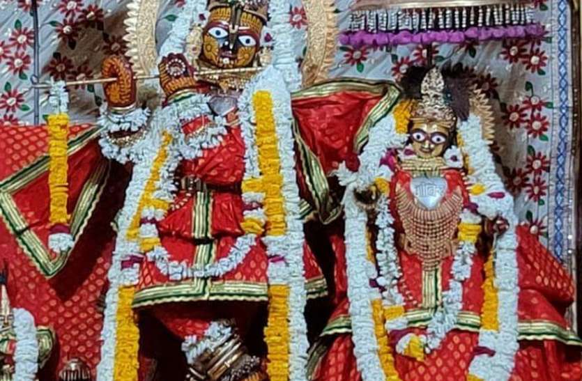 11850_1.jpg टकटकी लगाए भक्तों की राह तकते रहे भगवान