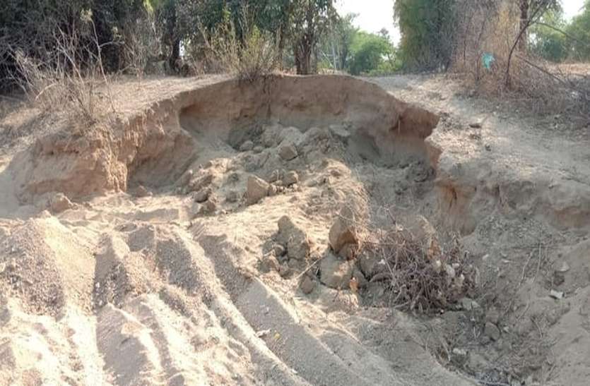 झांकर नदी में बेखौफ हो रहा बजरी खनन, प्रशासन मौन झांकर नदी में बेखौफ हो रहा बजरी खनन, प्रशासन मौन
