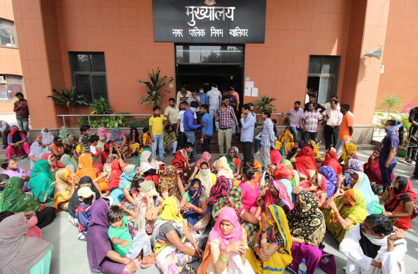 निगम ने पेजयल सप्लाई रोकी तो महिलाओं ने घेरा मुख्यालय निगम ने पेजयल सप्लाई रोकी तो महिलाओं ने घेरा मुख्यालय