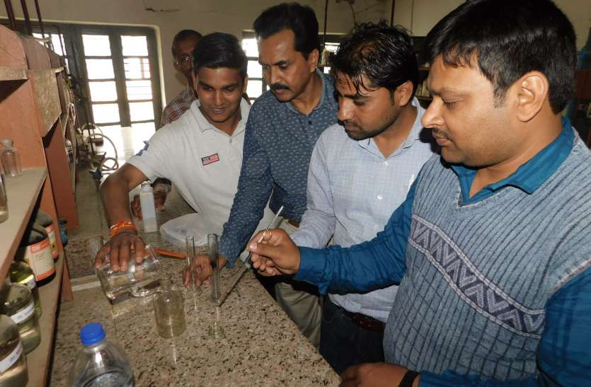यूनिवर्सिटी की लैब में तैयार किया सस्ता सेनेटाइजर यूनिवर्सिटी की लैब में तैयार किया सस्ता सेनेटाइजर