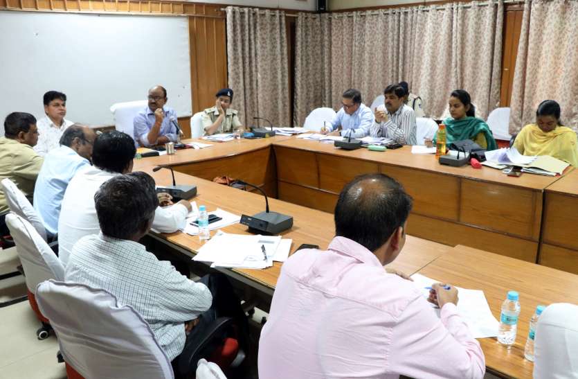 Send the officers of the collector to jail for illegal mining.कलेक्टर की अधिकारियों को दो टूक अवैध खनन करने वालों को भेजो जेल कलेक्टर की अधिकारियों को दो टूक अवैध खनन करने वालों को भेजो जेल