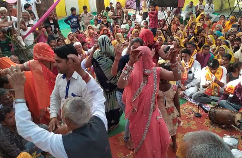 नंद के आनंद भयो जय कन्हैया लाल की नंद के आनंद भयो जय कन्हैया लाल की