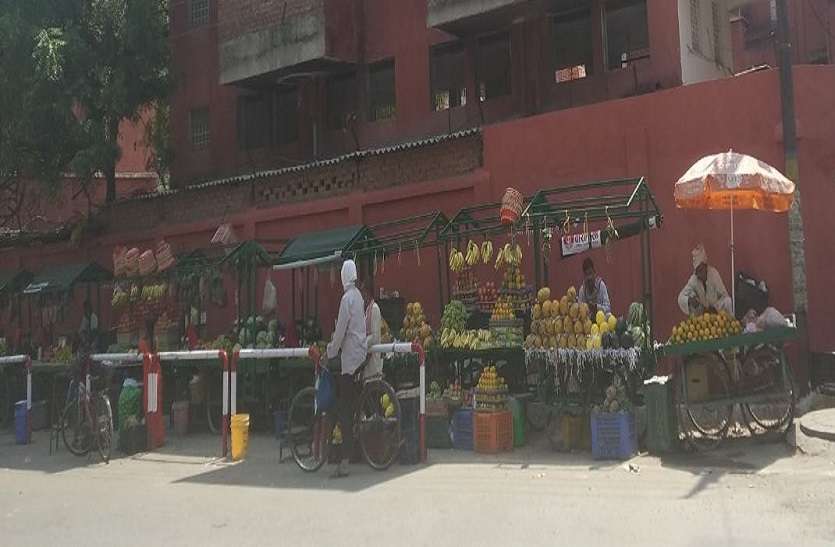 फल बाजार पर भी कोरोना की मार, खत्म हुई 80 फीसदी दुकानदारी फल बाजार पर भी कोरोना की मार, खत्म हुई 80 फीसदी दुकानदारी