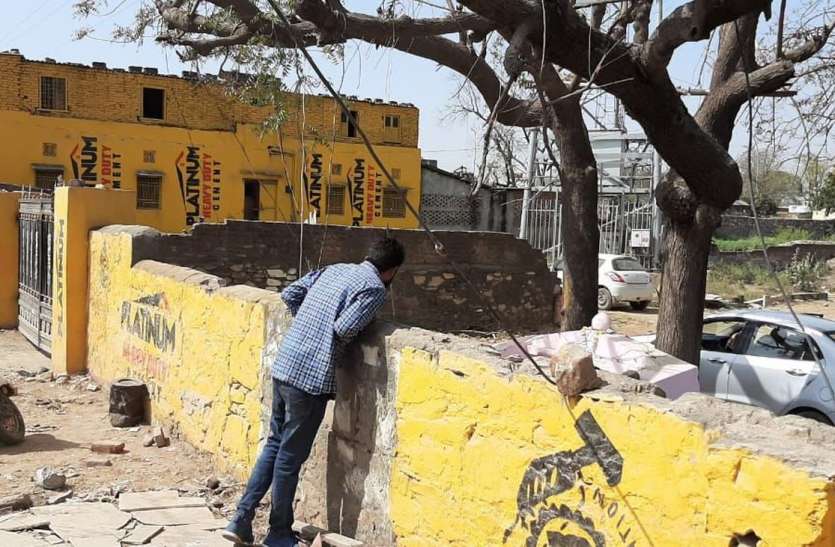 चोरी की बिजली से चल रही थी दुकान चोरी की बिजली से चल रही थी दुकान