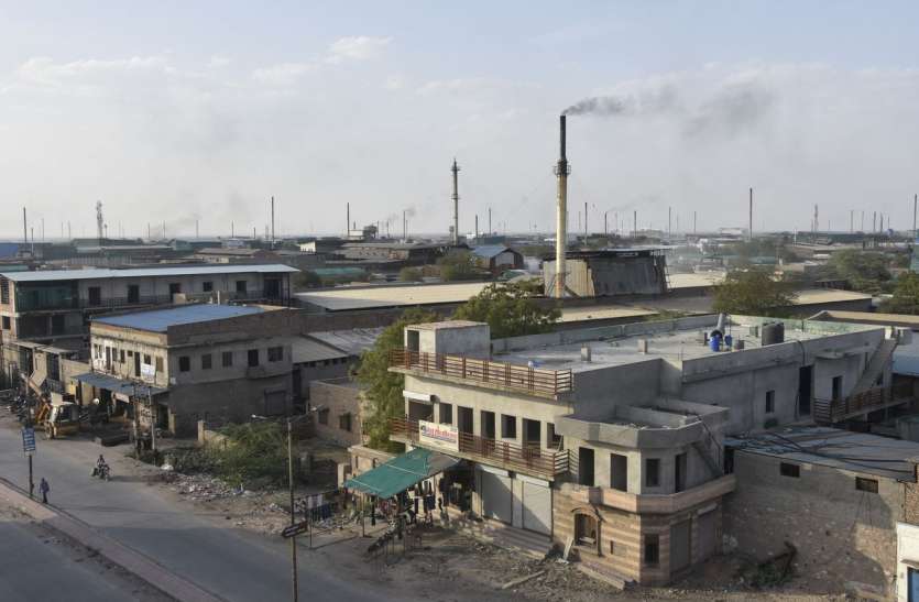 factories जबलपुर के उद्योगों-कारखानों में लौटी रौनक, लोगों को मिलने लगा काम, उत्पादन में आई तेजी