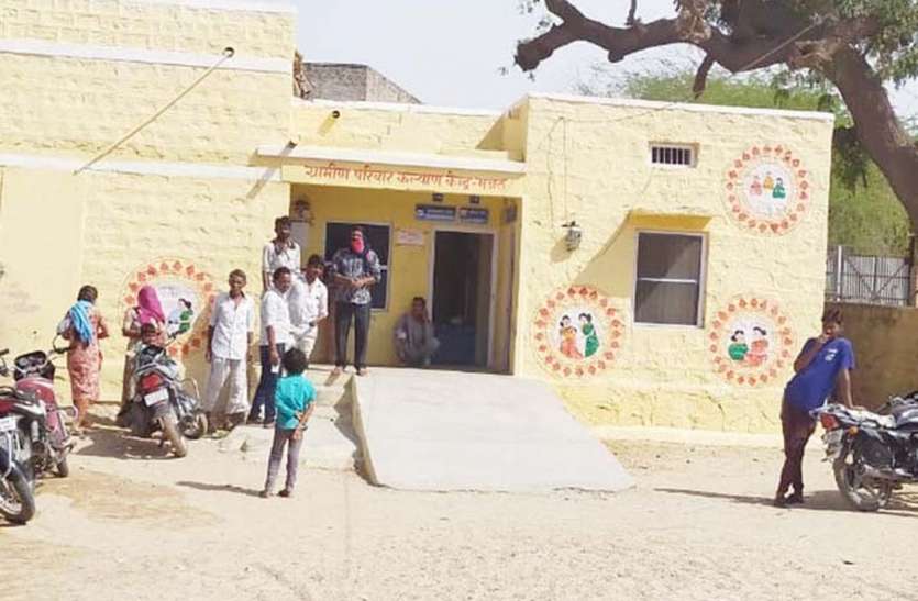 Patient upset due to doctor's not coming on time चिकित्सक के समय पर नहीं आने से मरीज परेशान