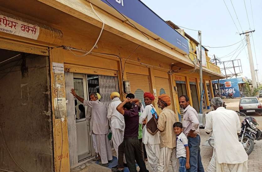 Ban on entry of more than four customers in bank #Coronavirus : बैंक में चार से अधिक ग्राहकों के प्रवेश पर रोक