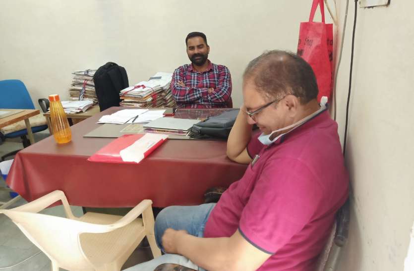 विदेश से लौटे जिपं सीईओ 3 दिन काम किया, बैठकें ली, अब 14 दिन रहेंगे होम आइसोलेशन में विदेश से लौटे जिपं सीईओ 3 दिन काम किया, बैठकें ली, अब 14 दिन रहेंगे होम आइसोलेशन में