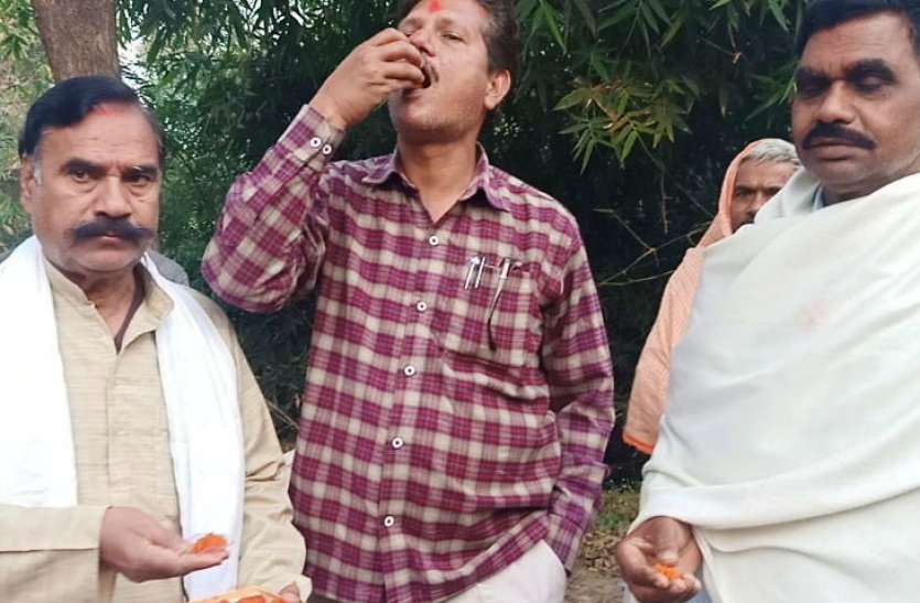 jashn.jpg दोषियों को फांसी मिलते ही निर्भया के गांव में जश्न, 16 साल की उम्र में आखिरी बार गई थी गांव