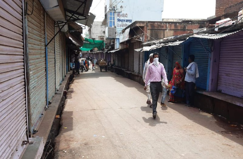कोरोना की दहशत: पुलिस के बाजार बंद की अपील से मची अफरातफरी कोरोना की दहशत: पुलिस के बाजार बंद की अपील से मची अफरातफरी