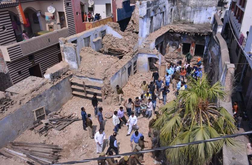 जर्जर इमारत का लिंटर गिरने से पांच मजदूर दबे, एक की मौत जर्जर इमारत का लिंटर गिरने से पांच मजदूर दबे, एक की मौत
