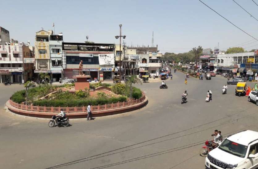 तापमान बढ़ा तो बाजार में पसरा सन्नाटा, मिट्टी के मटको की सजी दुकानें तापमान बढ़ा तो बाजार में पसरा सन्नाटा, मिट्टी के मटको की सजी दुकानें