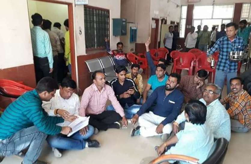 नगर सरकार ने जलकर में की ढाई गुना वृद्धि तो भाजपा-कांग्रेस ने खोला मोर्चा नगर सरकार ने जलकर में की ढाई गुना वृद्धि तो भाजपा-कांग्रेस ने खोला मोर्चा
