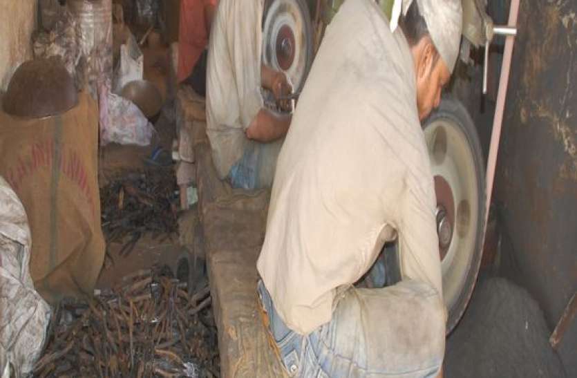 कारोबार कोरोना की दहशत से हैण्ड टूल्स का कारोबार ठप