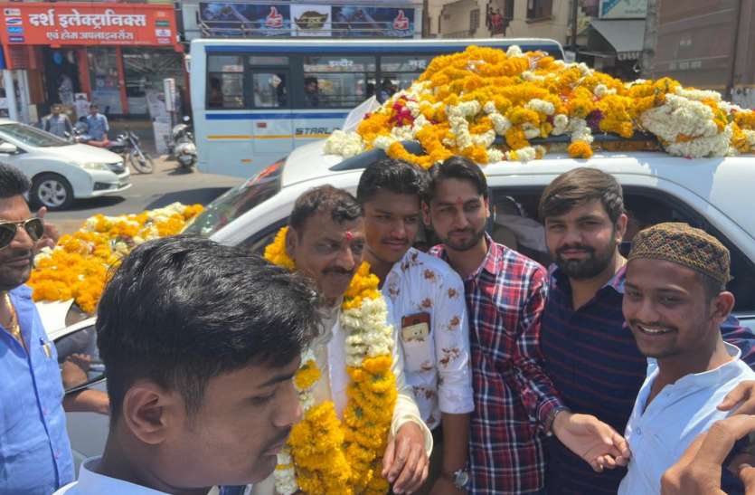 दरबार का राऊ में स्वागत दरबार का राऊ में स्वागत