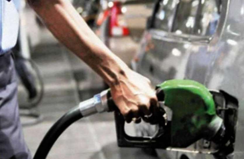 petrol_diesel_price_today.jpg 15 महीने के निचले स्तर पर पहुंचा पेट्रोल और डीजल, जानिए आज कितने चुकाने होंगे दाम
